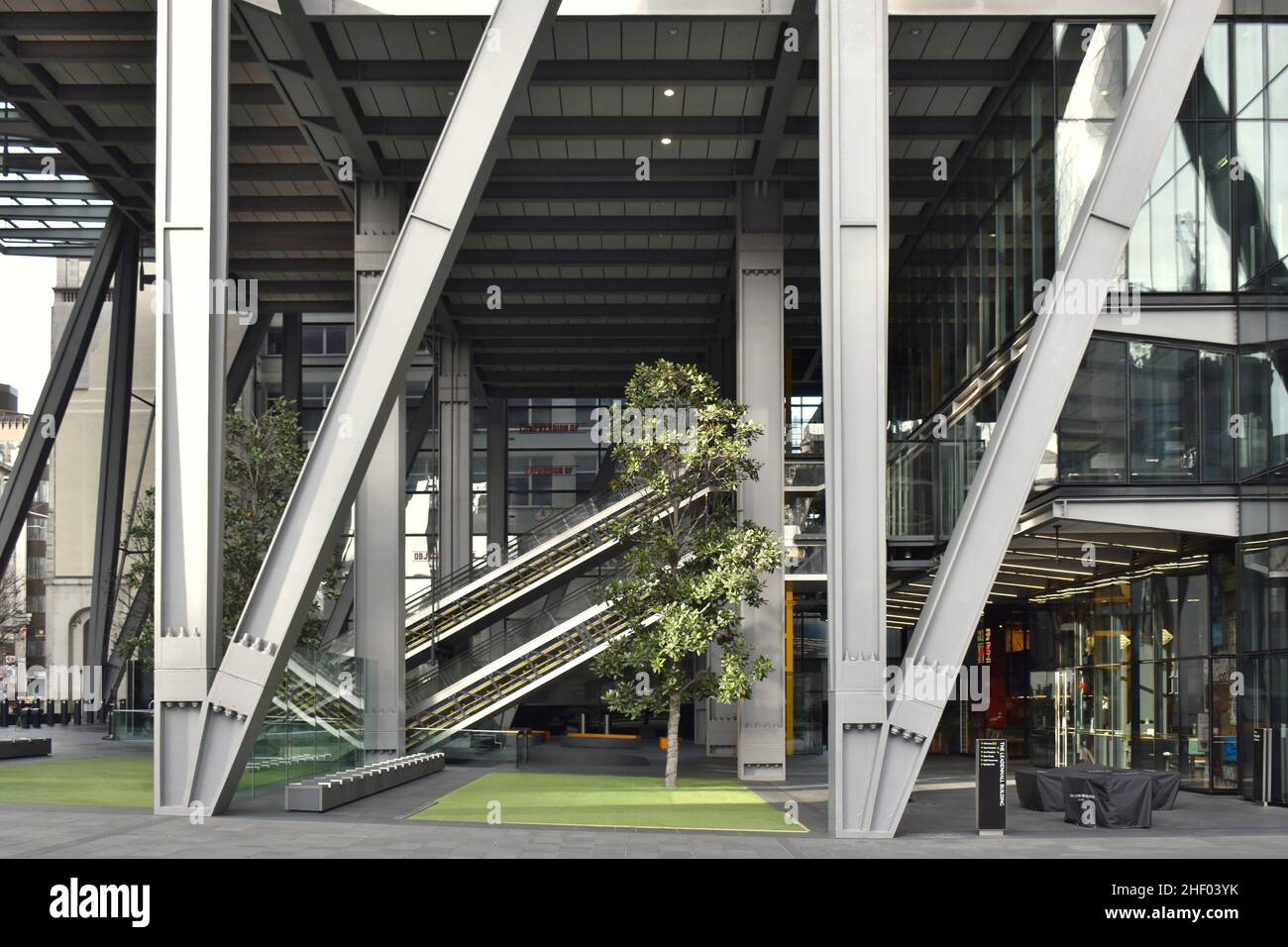 122 Leadenhall Street (Leadenhall Building) - modernes Gebäude aus Stahl und Glas, City of London, Großbritannien. Stockfoto