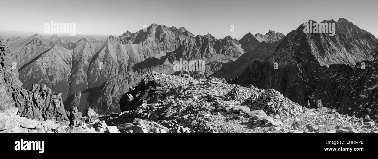 Hohe Tatra - die Blickrichtung zu den Lomnicky- und Pysny-Gipfeln vom Rysy-Gipfel. Stockfoto