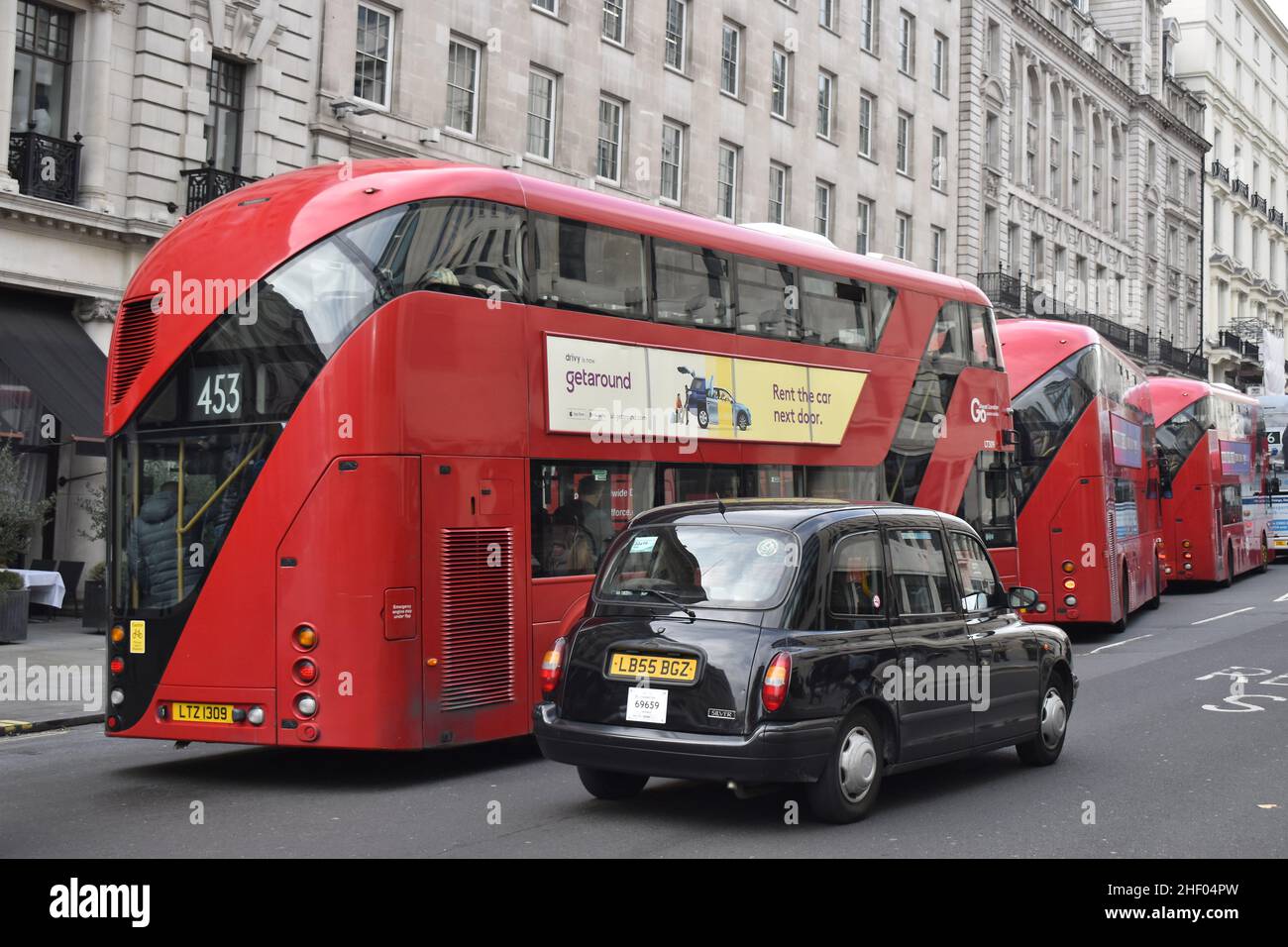 Moderne Doppeldeckerbusse und Taxis, Westminster London, Großbritannien. Stockfoto