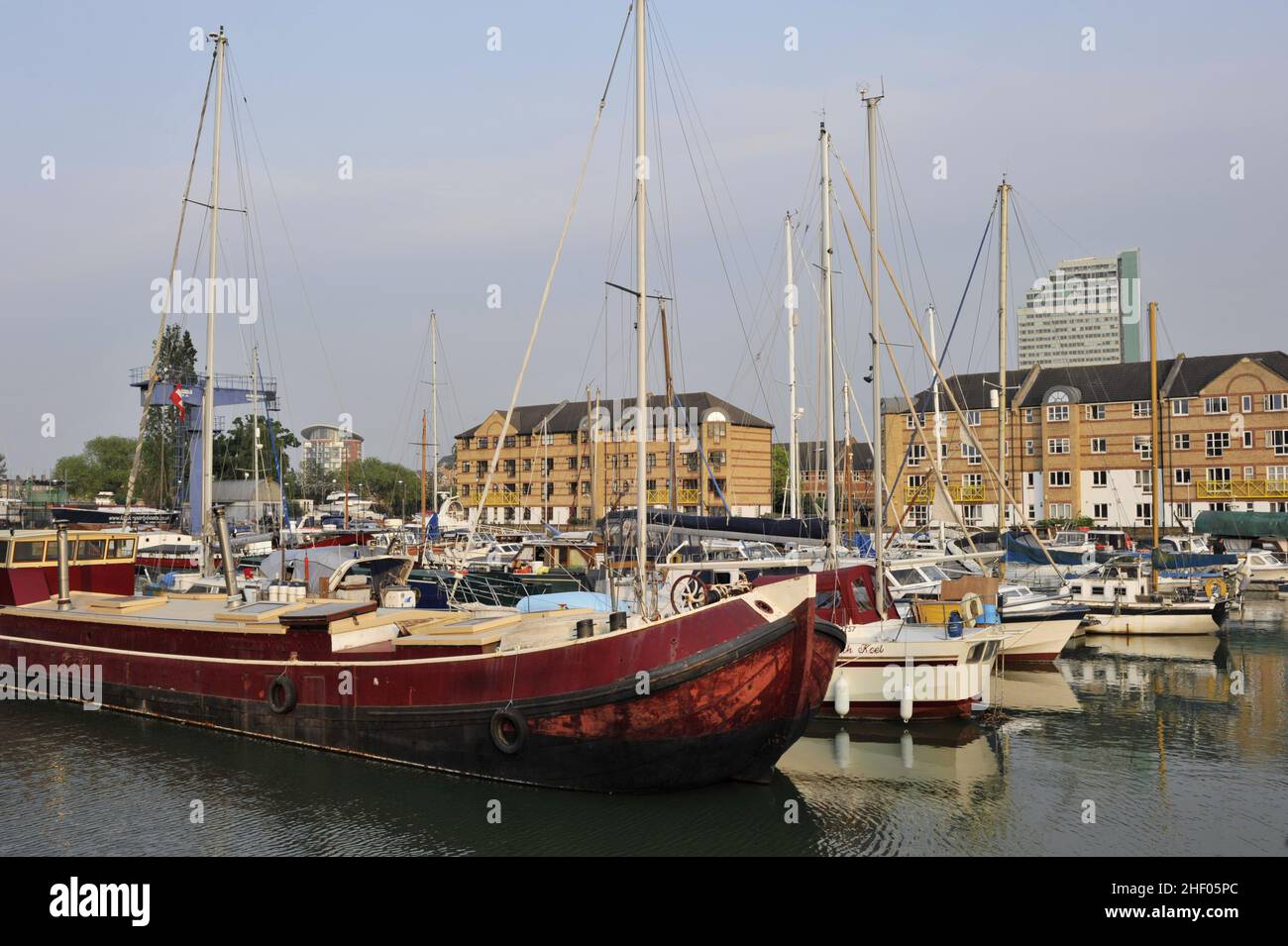Surrey Quays Marina mit Booten und Wohnimmobilien, Rotherhithe London UK. Stockfoto