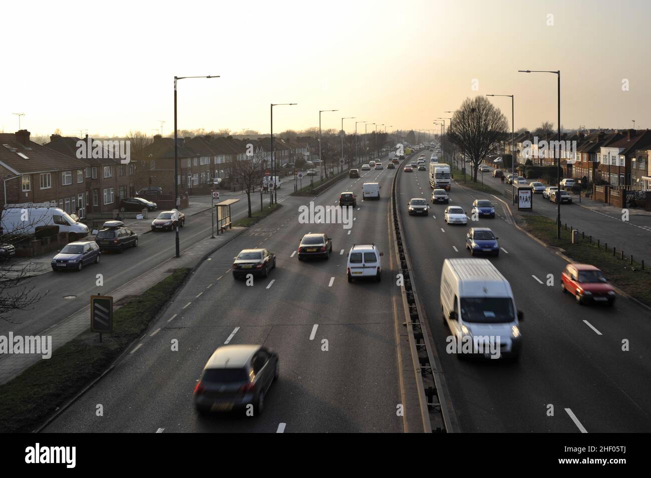 Fahrzeuge auf der A40 Western Avenue durch Greenford, die Hauptverkehrsstraße im Westen Londons, Großbritannien. Stockfoto