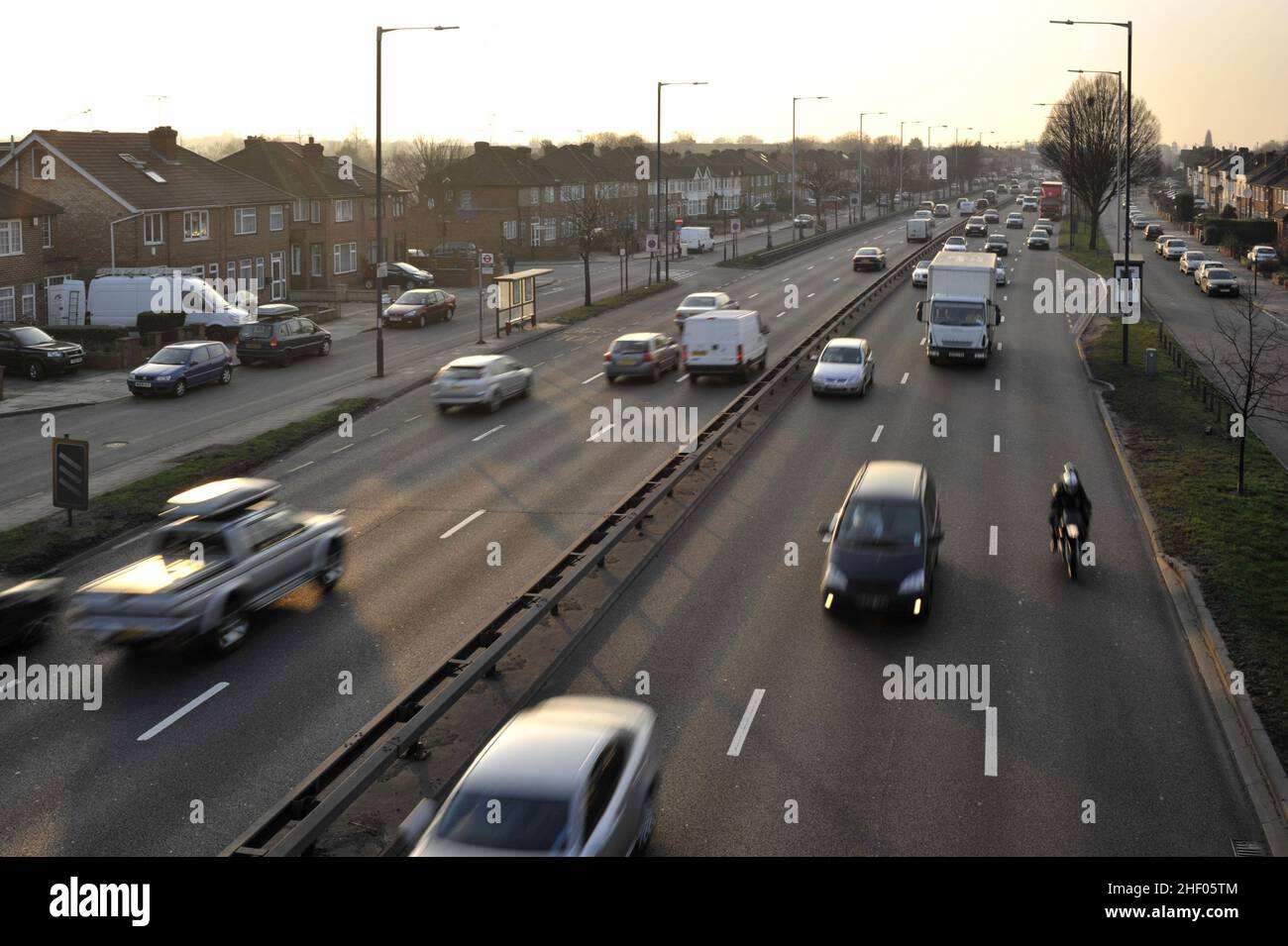 Fahrzeuge auf der A40 Western Avenue durch Greenford, die Hauptverkehrsstraße im Westen Londons, Großbritannien. Stockfoto