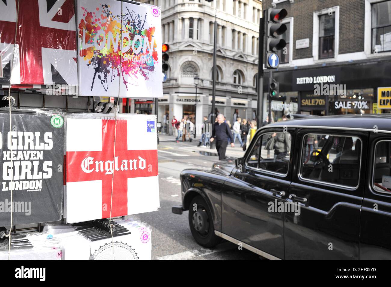 Souvenir-T-Shirts werden am Marktstand und am schwarzen Taxi in der Oxford Street in London ausgestellt. Stockfoto