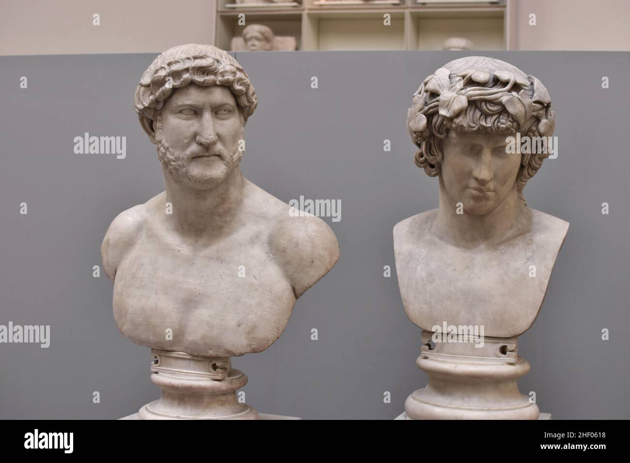 Marmorbüsten des römischen Imperators Hadrian und der griechischen Jugend Antinoos wurden im British Museum in London ausgestellt. Stockfoto