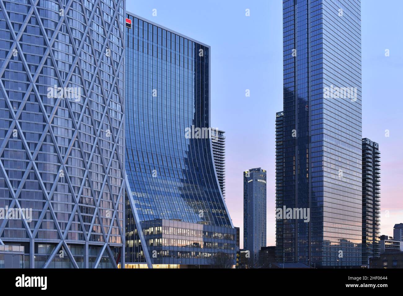 Moderne Hochhausbauten, Blick in die Dämmerung, Canary Wharf London, Großbritannien. Stockfoto