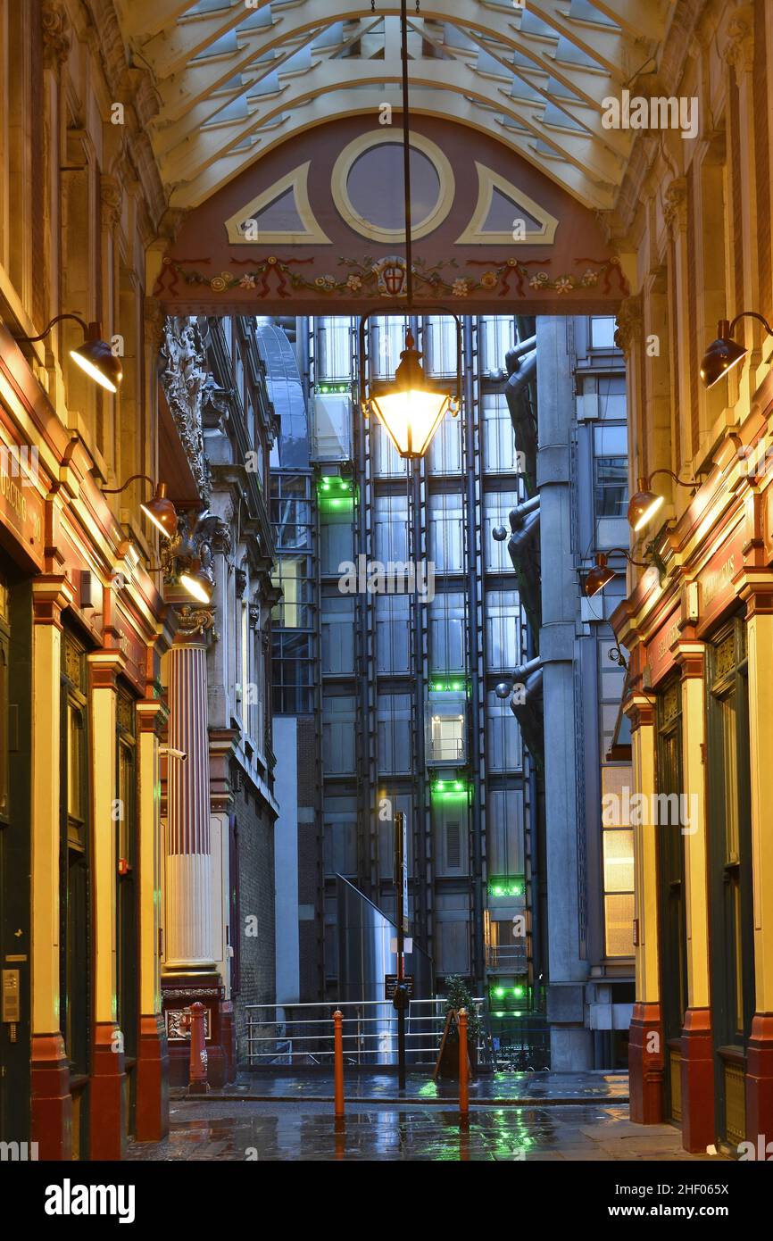 Der Leadenhall Market und das Lloyds Building, architektonische Wahrzeichen, die in der Abenddämmerung in der City of London, Großbritannien, beleuchtet werden. Stockfoto