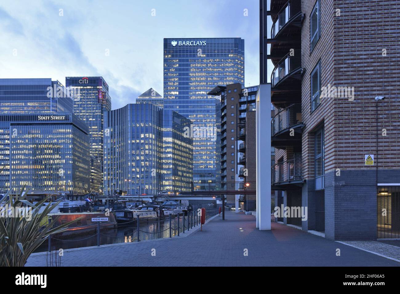 Myers Walk, Blackwall Basin Wohnblocks und moderne Türme von Canary Wharf in der Abenddämmerung, London Borough of Tower Hamlets UK. Stockfoto