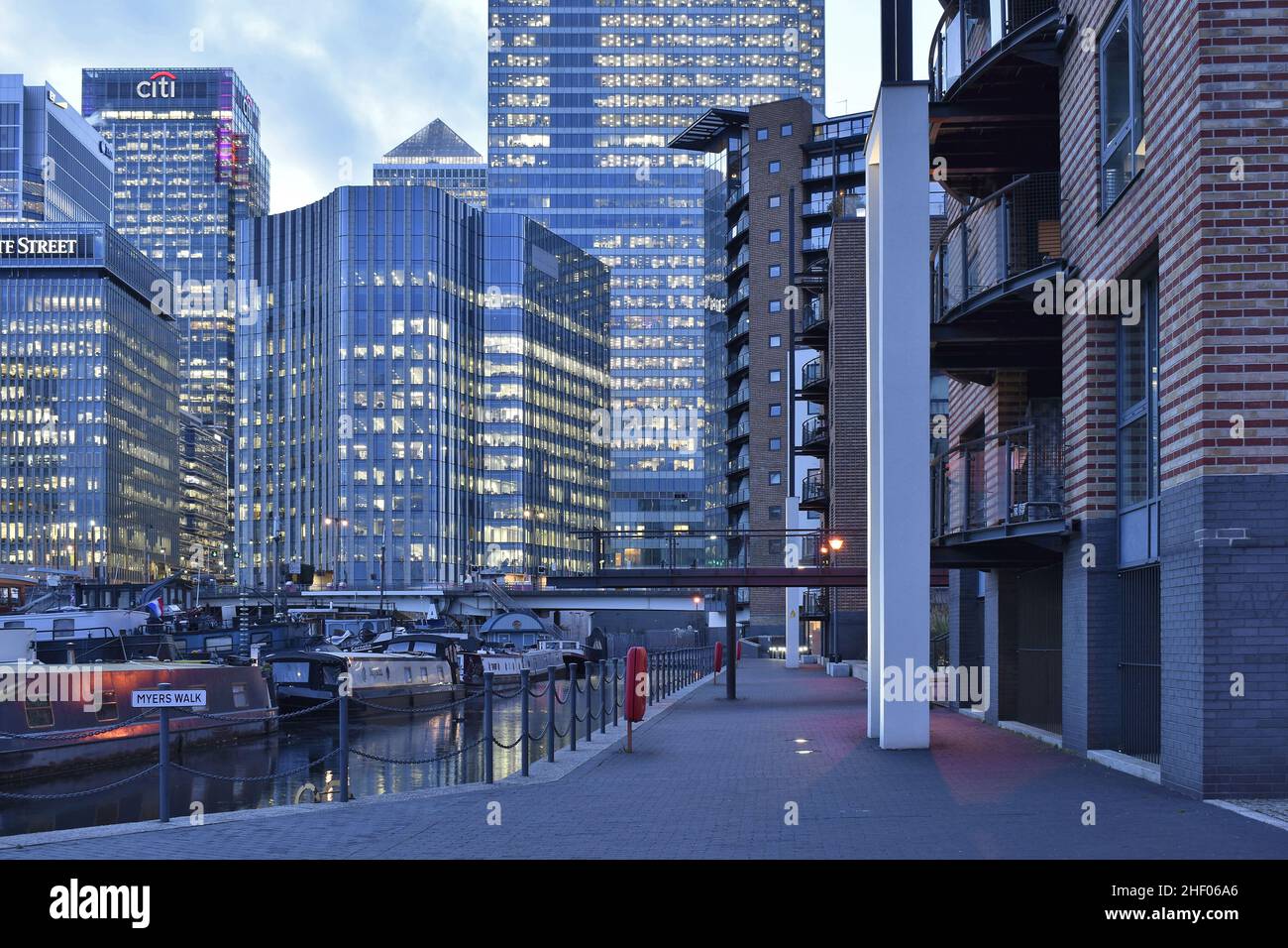 Myers Walk, Blackwall Basin Wohnblocks und moderne Türme von Canary Wharf in der Abenddämmerung, London Borough of Tower Hamlets UK. Stockfoto