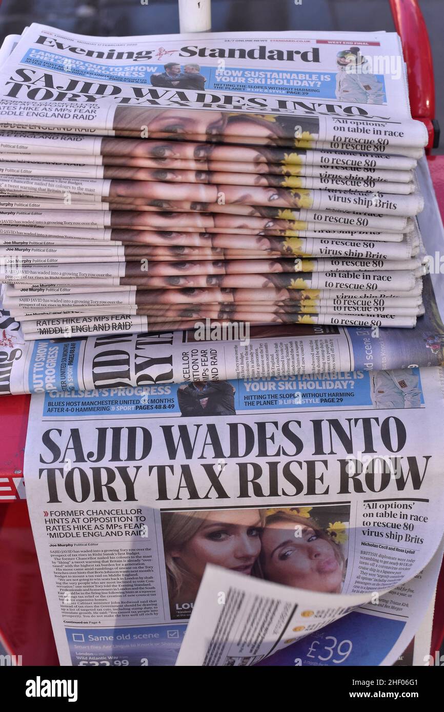The Evening Standard - kostenlose Tageszeitungen, die im Zentrum von London in Großbritannien angehäuft wurden. Stockfoto