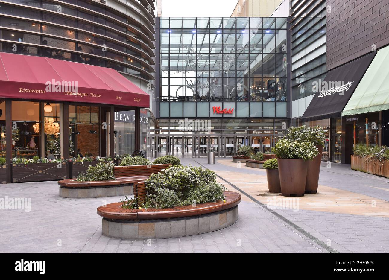 Westfield Stratford - modernes Einkaufszentrum Passage mit Pflanzen, London Großbritannien. Stockfoto