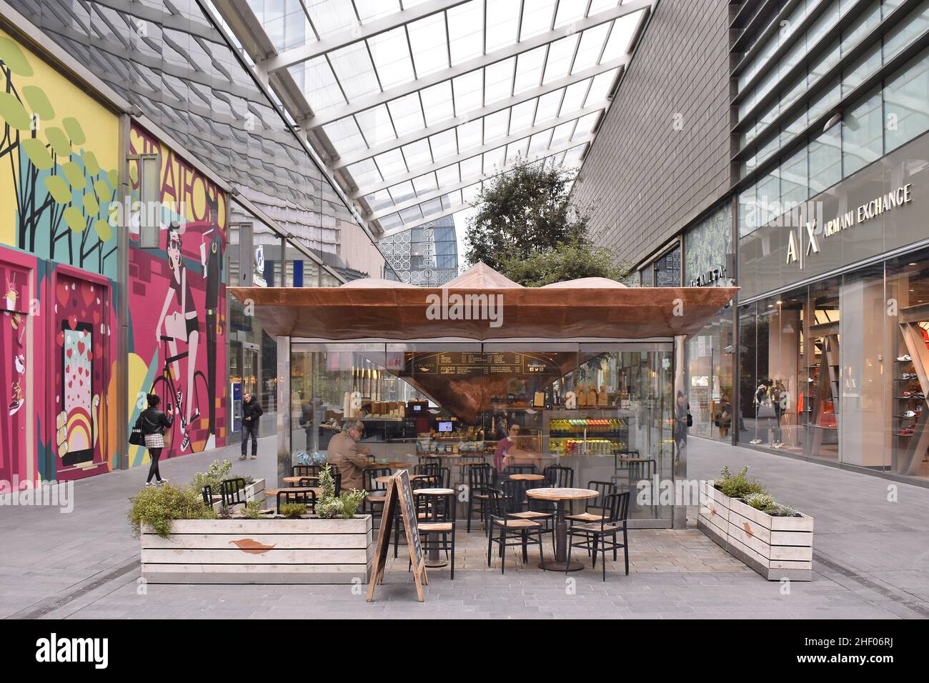 Westfield Stratford - modernes Einkaufszentrum Passage mit Geschäften und Restaurants, London Großbritannien. Stockfoto