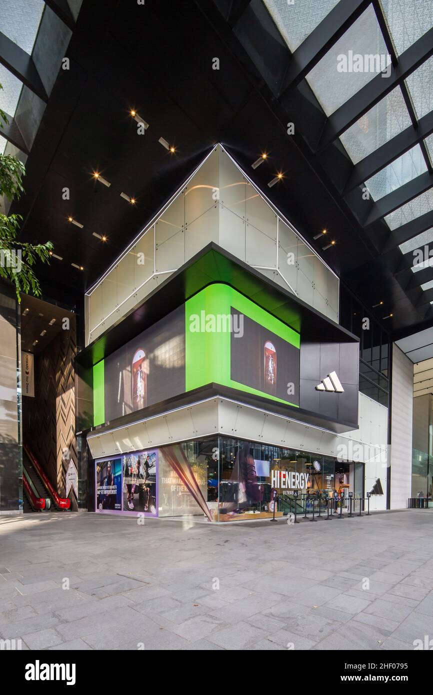 Januar 2022. Außendesign des Adidas Brand Centre in Orchard Road, Singapur. Stockfoto