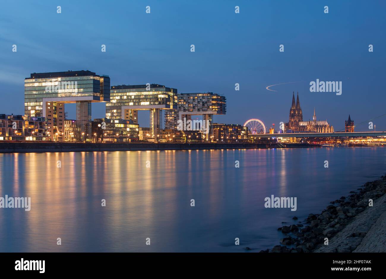 Rheinauer Hafen mit Kranhäusern am Rhein Stockfoto