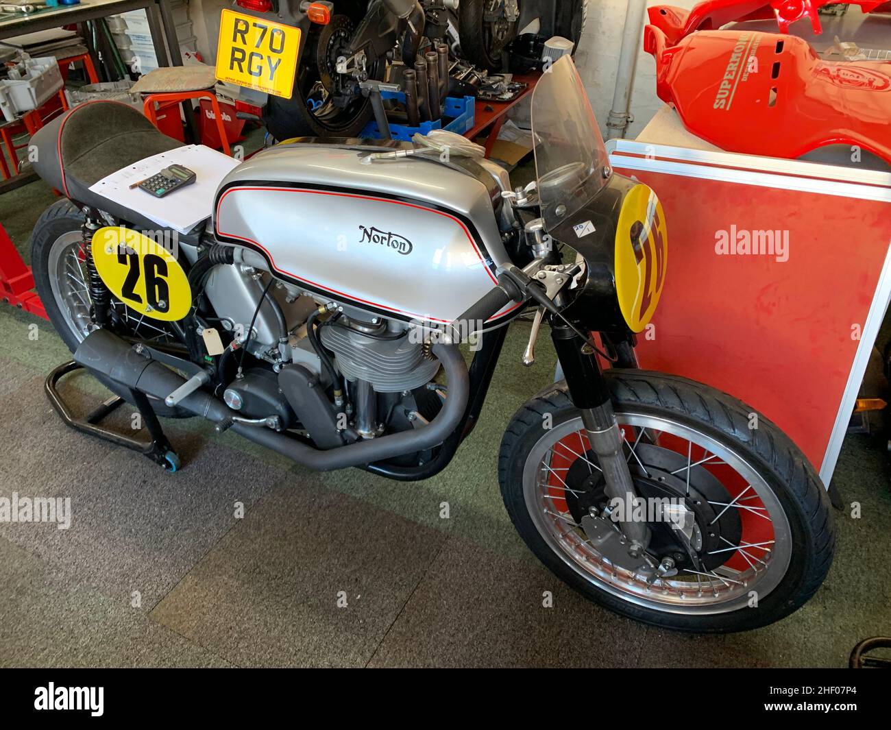 Norton Rennmotorrad Northampton UK Silber Schnellspur Fahrrad Sport Stand still Verkleidungsscheibe komplett britisch englischer Sport berühmter Stil Stockfoto