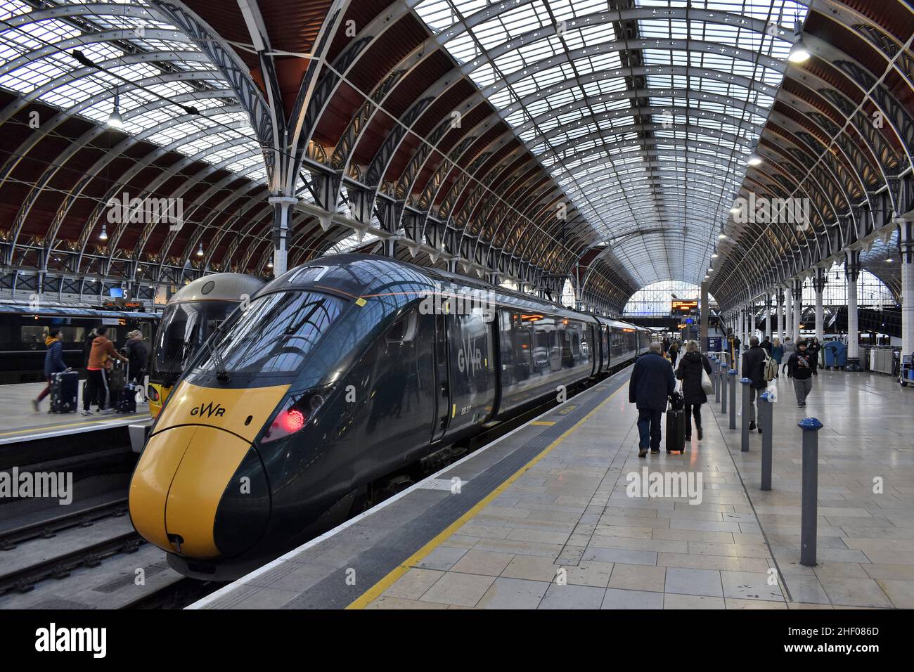 GWR - Great Western Railway Züge am Bahnsteig, Paddington Station in London, Großbritannien. Stockfoto