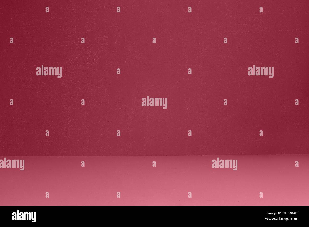 Rote strukturierte Wand mit einigen kleinen weißen Flecken und Schmutz. Künstlerisch gemalter Hintergrund. Abstrakte Kunst Stockfoto