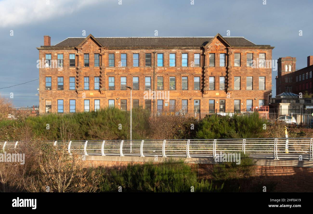 The Strathclyde Business Center, Dalmarnock, Glasgow: Ein unter Der Denkmalschutz geratetes Gebäude, das ursprünglich von der Strathclyde Public School gegründet wurde und 1903 von John McKissock entworfen wurde. Stockfoto