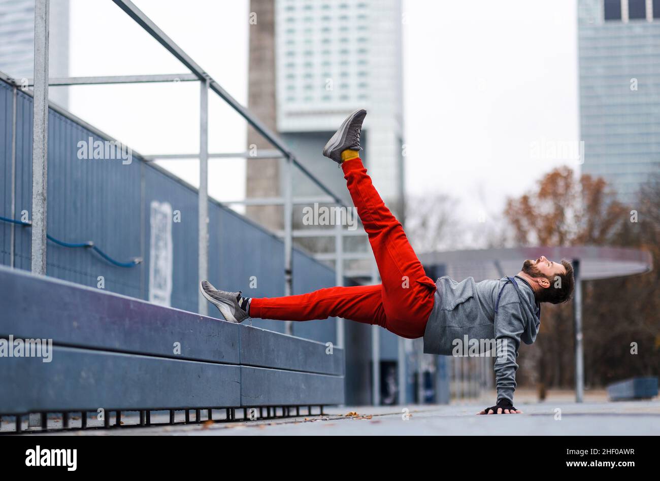 Junger Mann, der im städtischen Umfeld trainiert Stockfoto
