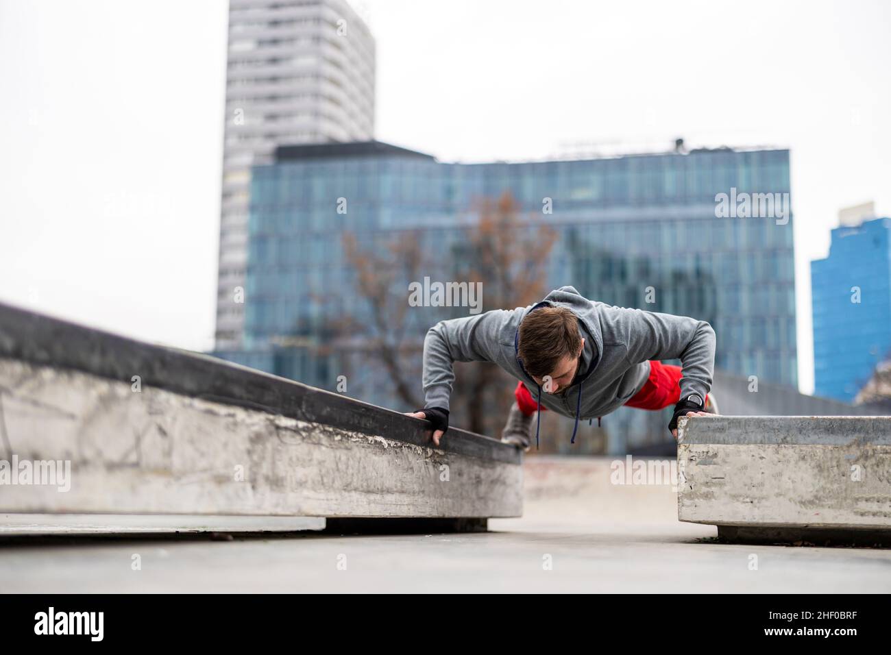 Junger Mann, der im städtischen Umfeld trainiert Stockfoto