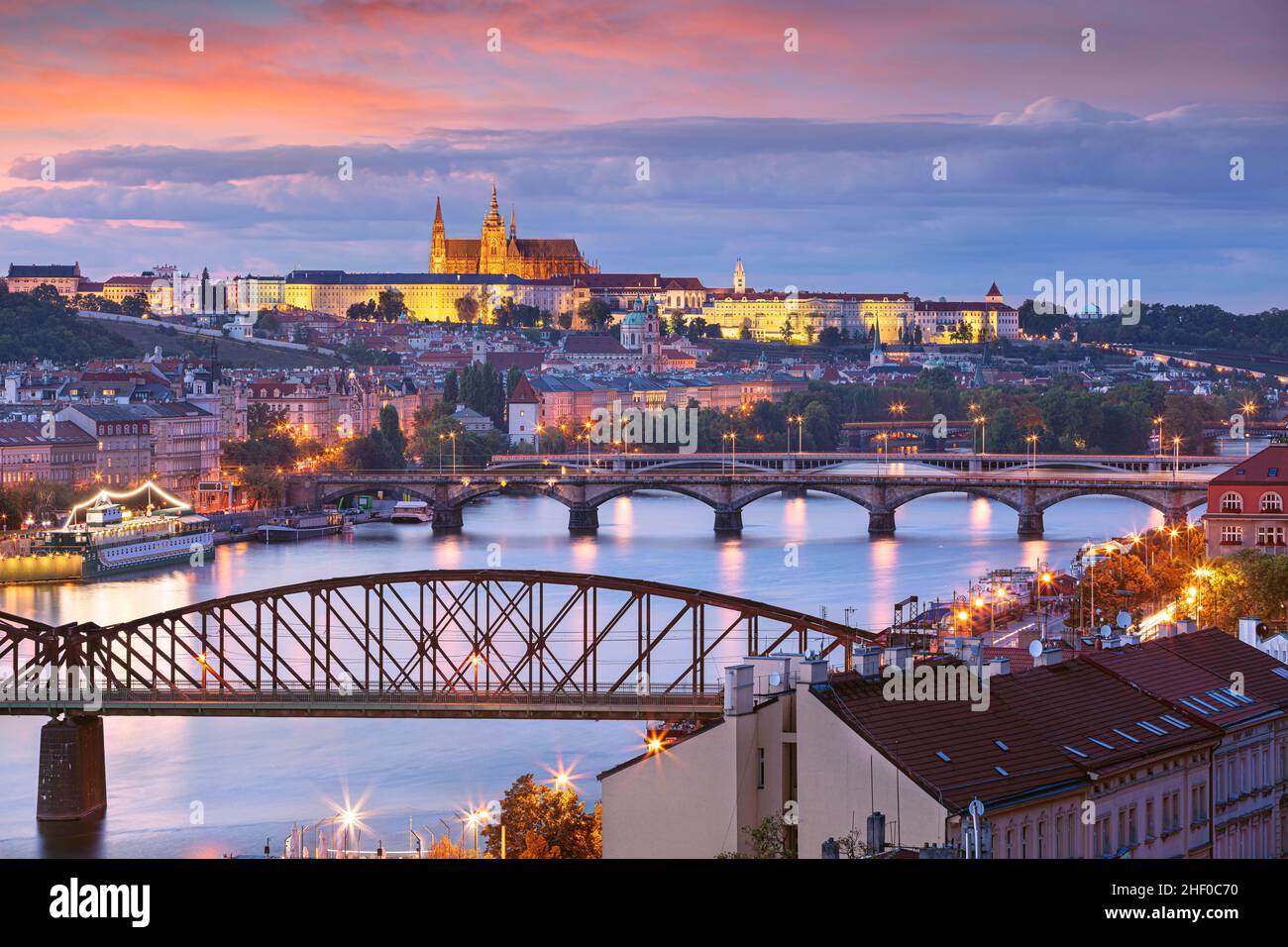 Prag bei Sonnenuntergang. Stadtbild von Prag, Hauptstadt der Tschechischen Republik mit Veitsdom und fünf Brücken über die Moldau bei Herbstsonnen Stockfoto
