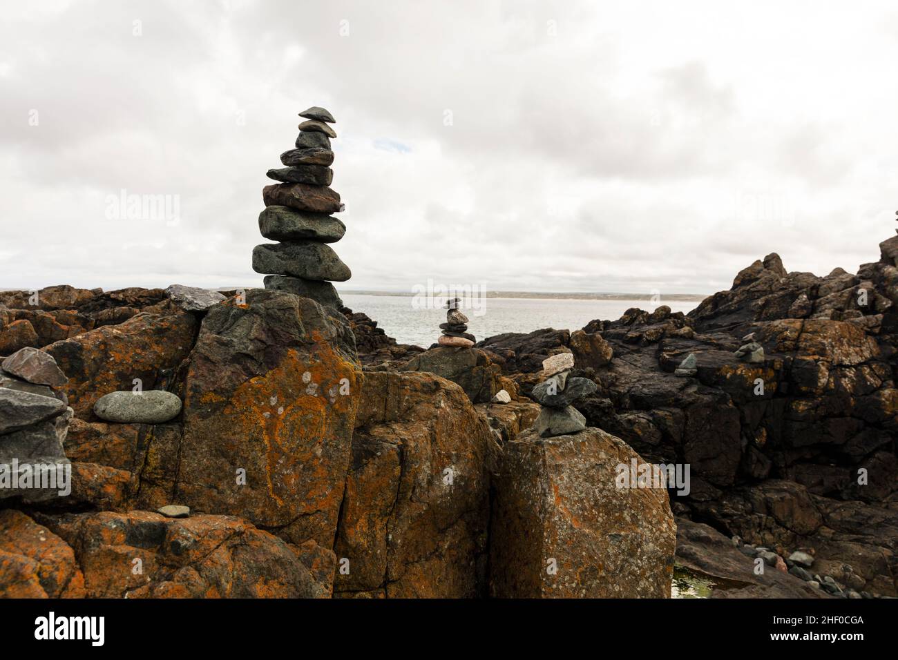 Balancing Act, Rock Cairns, Rock Cairn, St Ives, Cornwall, Großbritannien, England, Gesteinsausgleich, ausgeglichene Felsen, ausgeglichene Steine, Steinhaufen, steinhaufen, Metapher, Leben, Stockfoto