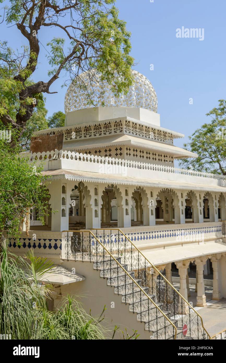 Zenana Mahal Gebäude in einem Innenhof des Stadtpalastkomplexes Udaipur, Udaipur, Rajasthan, Indien, Südasien Stockfoto