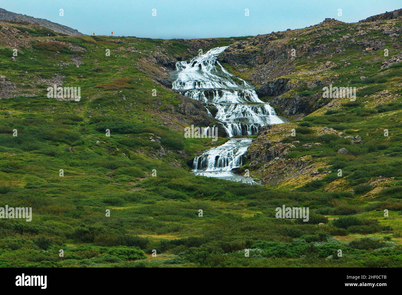 Wasserfall auf dem Fluss Svina am See Afrettarvatn, Westfjorde, Island, Europa Stockfoto