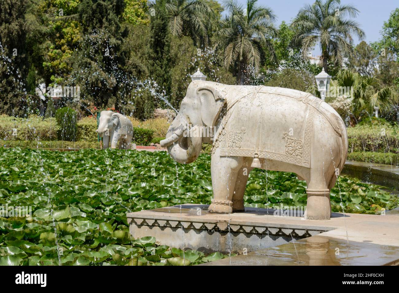 Elefantenbrunnen im Saheliyon-KI-Bari (Garten der Jungfrauen), Udaipur, Rajasthan, Indien, Südasien Stockfoto