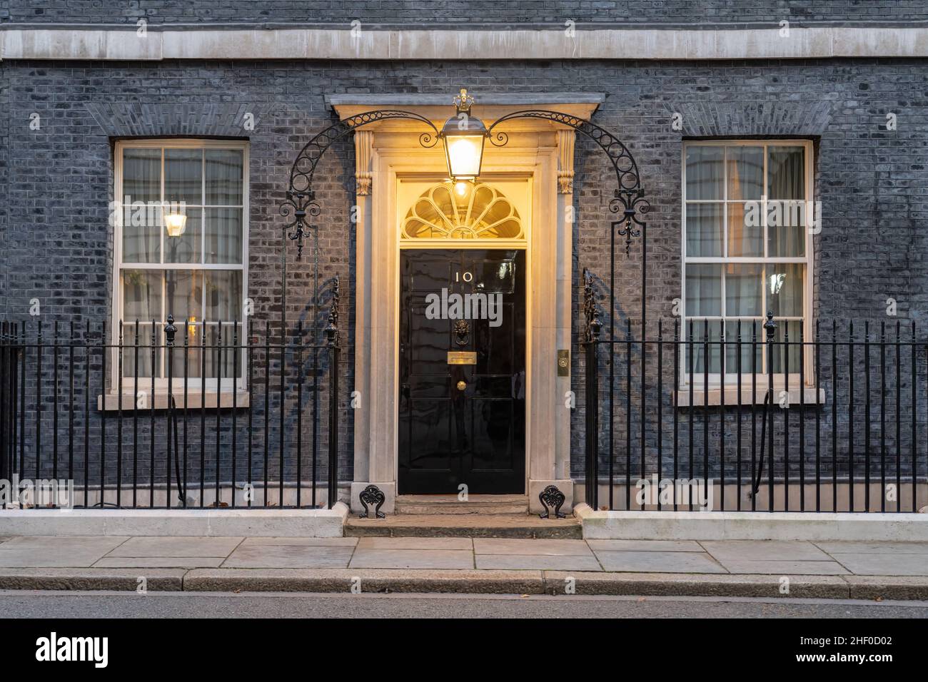 5. Januar 2022 - London, Großbritannien: 10 Downing Street, das Büro des Premierministers des Vereinigten Königreichs, am frühen Januarmorgen als Parlament Stockfoto