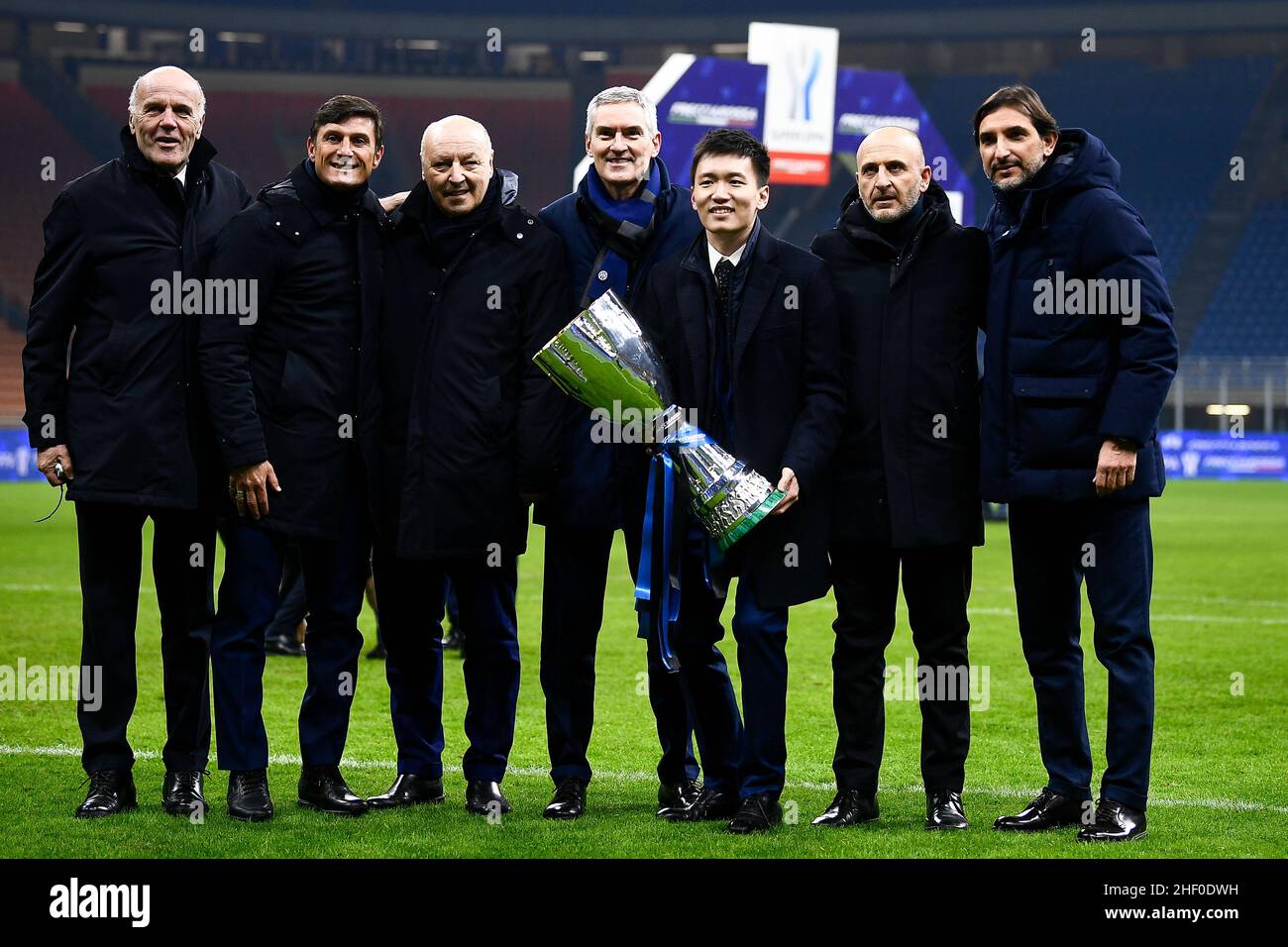 Mailand, Italien. 13. Januar 2022. (L-R) Piero Volpi, Javier Zanetti, Beppe Marotta, Alessandro Antonelli, Steven Zhang, Piero Ausilio, Dario Baccin posieren mit der Trophäe während der Siegerehrung am Ende des Fußballspiels Supercoppa Frecciarossa zwischen dem FC Internazionale und dem FC Juventus. Kredit: Nicolò Campo/Alamy Live Nachrichten Stockfoto