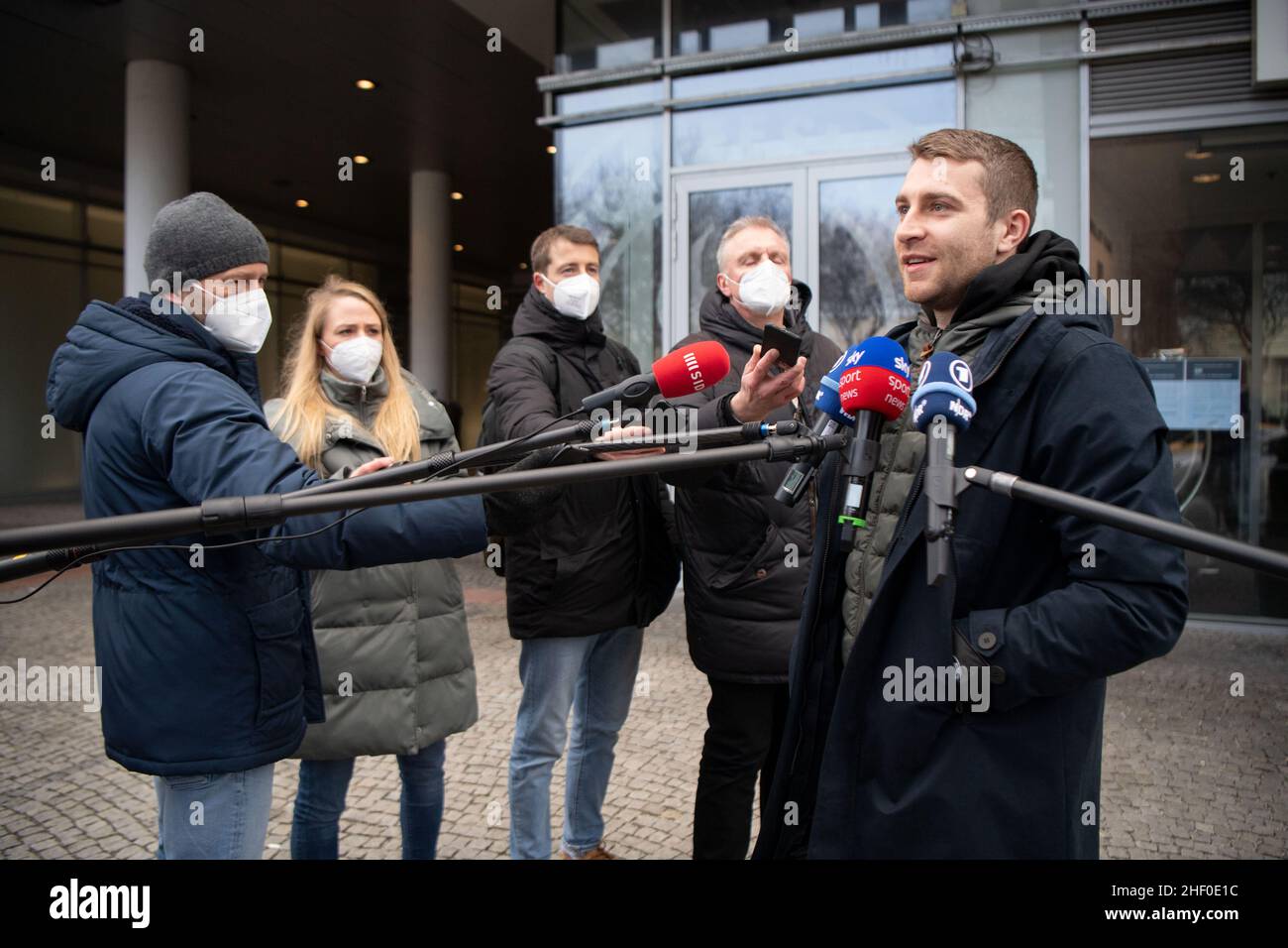 Bratislava, Slowakei. 13th Januar 2022. Handball: Europameisterschaft. Lukas Mertens (r), Spieler der deutschen Handballnationalmannschaft, nimmt an einem Medientermin vor dem Mannschaftshotel Teil. Quelle: Marijan Murat/dpa/Alamy Live News Stockfoto