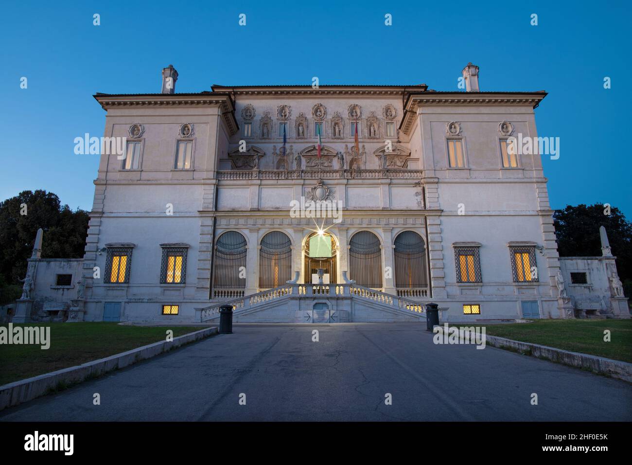 Rom - die Fassade der Villa Borghese in der Abenddämmerung. Stockfoto