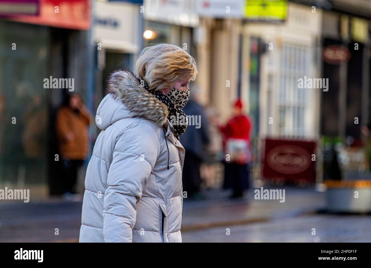 Dundee, Tayside, Schottland, Großbritannien. 13th Januar 2022. UK Wetter: An einem hellen und milden sonnigen Januartag erreichten die Temperaturen in Teilen von Nordostschottland 9 Grad Aufgrund der neuen Covid-Sperrbeschränkungen und der Notwendigkeit, Gesichtsbezüge zu tragen, aufgrund der Ausbreitung des Omicron-Virus im ganzen Land, verbringen einige Einheimische den Tag damit, sich mit Freunden zu treffen und im Stadtzentrum von Dundee Winterverkäufe zu tätigen. Kredit: Dundee Photographics/Alamy Live Nachrichten Stockfoto