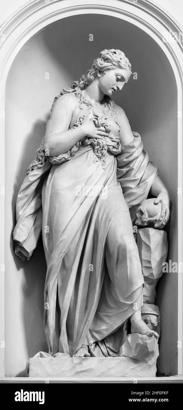ROM, ITALIEN - 31. AUGUST 2021: Die Statue der Maria Magdalena in der Kirche Chiesa San Bernardo alle Terme von Camillo Mariani (c. L 1600, S. Stockfoto