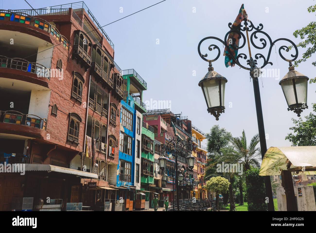 Farbenfroher und heller Balkon in traditionellen östlichen Mustern, Pakistan Stockfoto