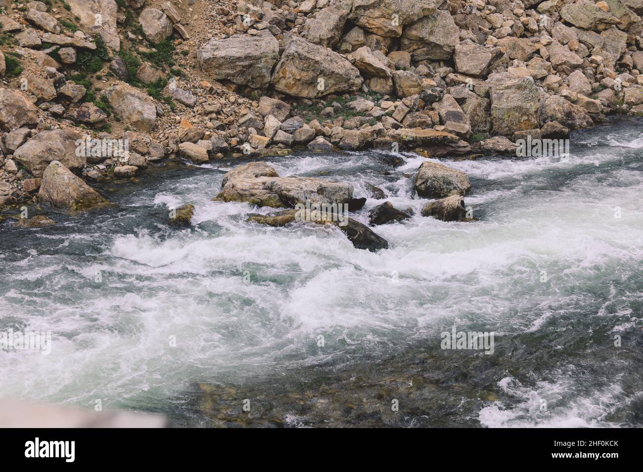 Bergfelsen im Fluss Water Flow in Gilgit Baltistan Highlands, Pakistan Stockfoto