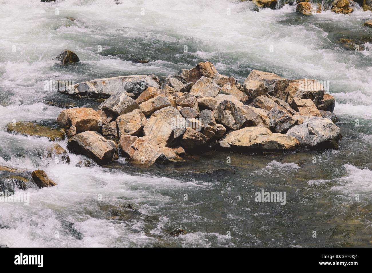 Bergfelsen im Fluss Water Flow in Gilgit Baltistan Highlands, Pakistan Stockfoto