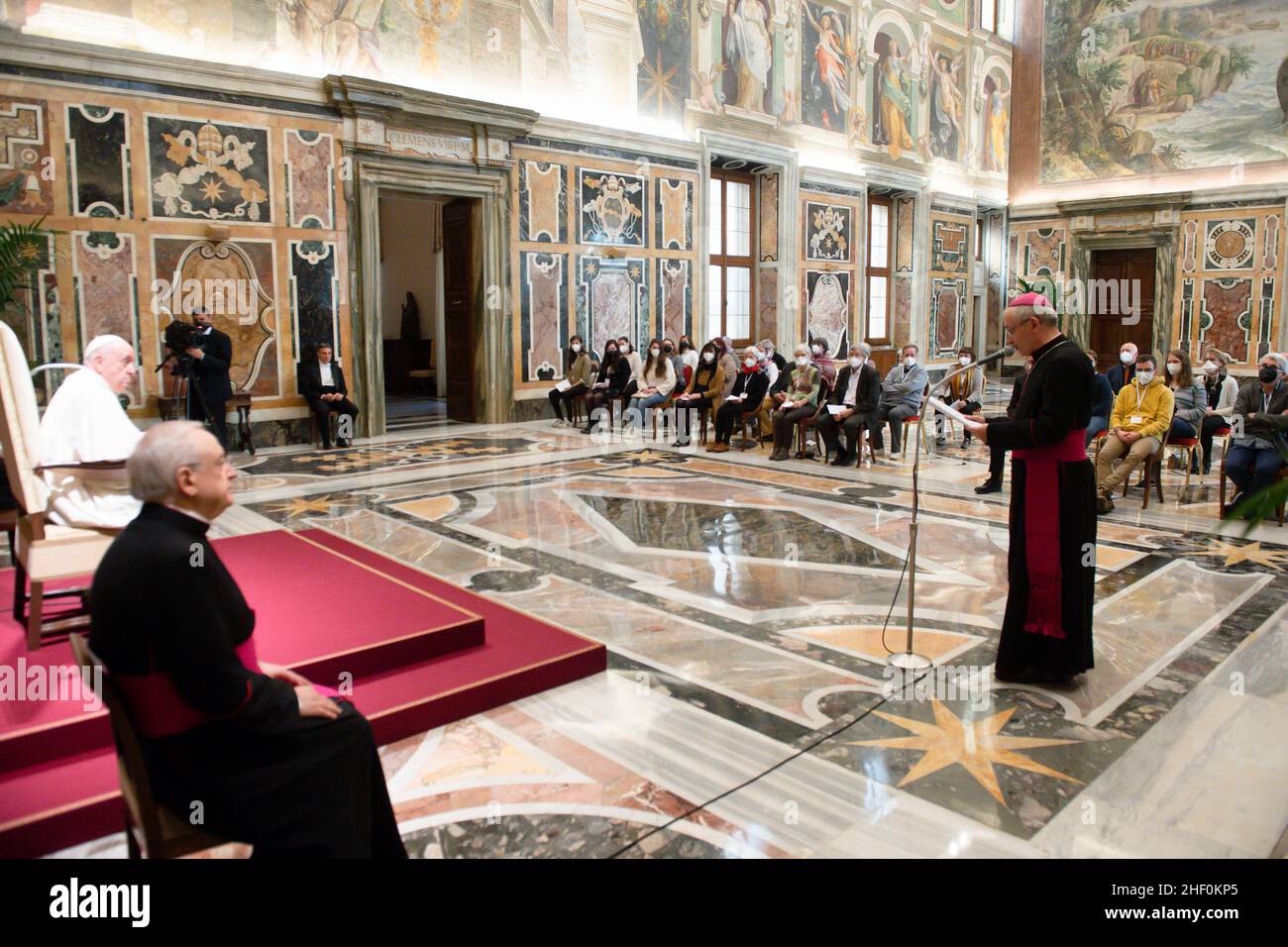 Vatikanstadt. 13th Januar 2022. Papst Franziskus empfing am 13. Januar 2022 die Delegation der französischen Katholischen Aktion im Vatikan. NUR FÜR REDAKTIONELLE ZWECKE - Vatican Media/Spaziani. Kredit: dpa/Alamy Live Nachrichten Stockfoto