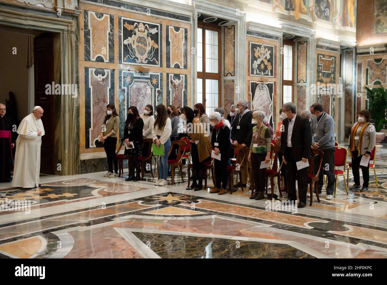 Vatikanstadt. 13th Januar 2022. Papst Franziskus empfing am 13. Januar 2022 die Delegation der französischen Katholischen Aktion im Vatikan. NUR FÜR REDAKTIONELLE ZWECKE - Vatican Media/Spaziani. Kredit: dpa/Alamy Live Nachrichten Stockfoto