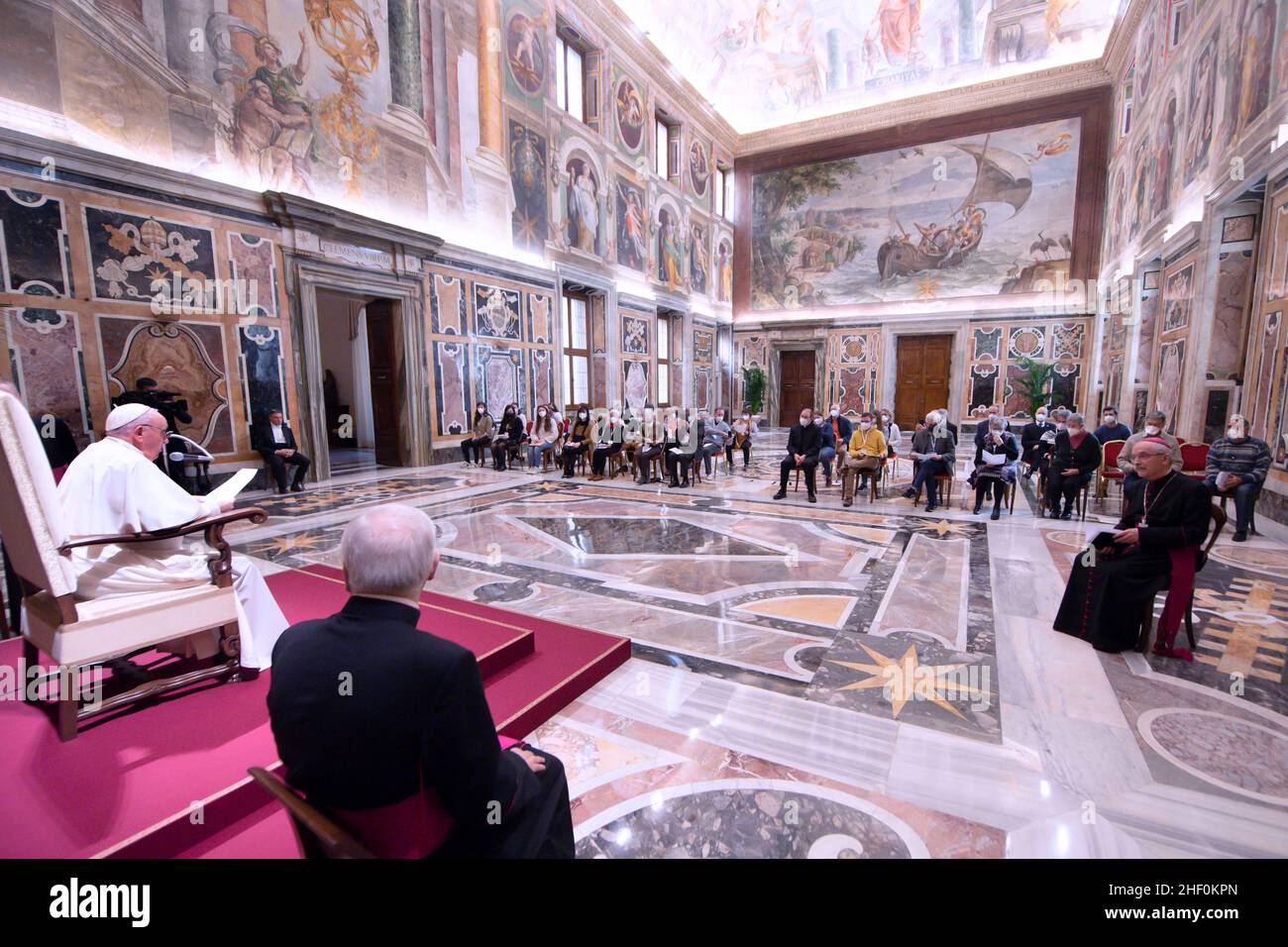 Vatikanstadt. 13th Januar 2022. Papst Franziskus empfing am 13. Januar 2022 die Delegation der französischen Katholischen Aktion im Vatikan. NUR FÜR REDAKTIONELLE ZWECKE - Vatican Media/Spaziani. Kredit: dpa/Alamy Live Nachrichten Stockfoto