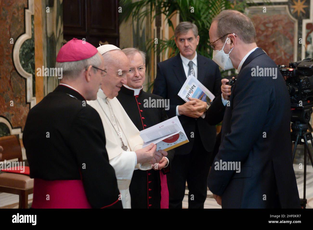 Vatikanstadt. 13th Januar 2022. Papst Franziskus empfing am 13. Januar 2022 die Delegation der französischen Katholischen Aktion im Vatikan. NUR FÜR REDAKTIONELLE ZWECKE - Vatican Media/Spaziani. Kredit: dpa/Alamy Live Nachrichten Stockfoto