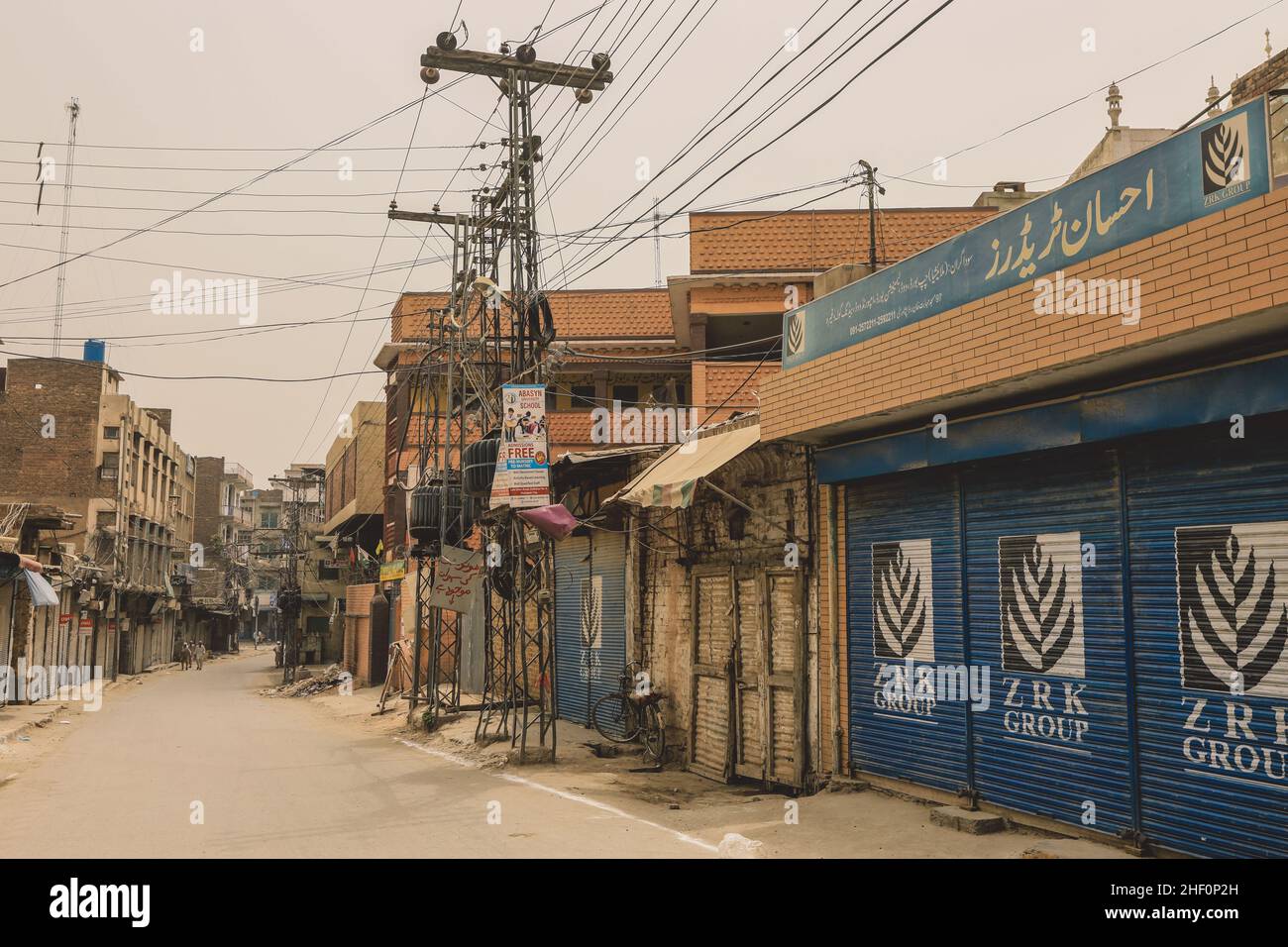 Peshawar, Pakistan - 10. Juli 2021: Keine Menschen auf den leeren Straßen des pakistanischen Stadtzentrums Peshawar in der Nähe der Weißen Moschee Stockfoto