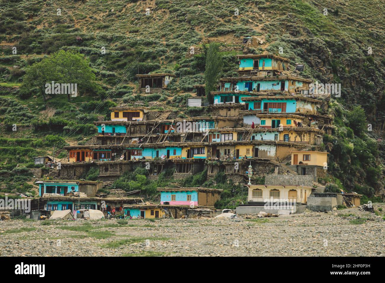 Traditionelle und einzigartige Dorfhäuser auf dem grünen Hochland in den pakistanischen Bergen, Gilgit - Baltistan, Pakistan Stockfoto