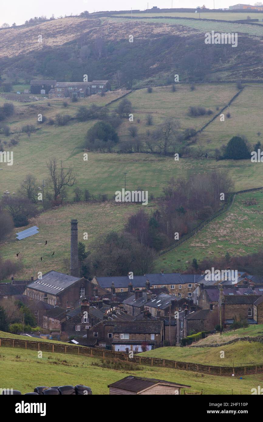 Oxenhope ist ein Dorf und eine zivile Gemeinde in der Nähe von Keighley in der Metropolregion Bradford, West Yorkshire, England. Die Bevölkerung war 2.476 zum Zeitpunkt der Volkszählung von 2001, die auf 2.626 bei der Volkszählung von 2011 erhöht hatte. Der Bahnhof Oxenhope, der historisch Teil des West Riding of Yorkshire ist, ist die Endstation der Keighley and Worth Valley Railway. Oxenhope's Name leitet sich vom altenglischen Hopfen ab, was Talkopf bedeutet, also bedeutet Oxenhope wörtlich Ochsen Talkopf. Die Industrialisierung des Dorfes kam durch den Stoff- und Wollhandel zustande. Oxenhope, West Yorkshire, Großbritannien Stockfoto