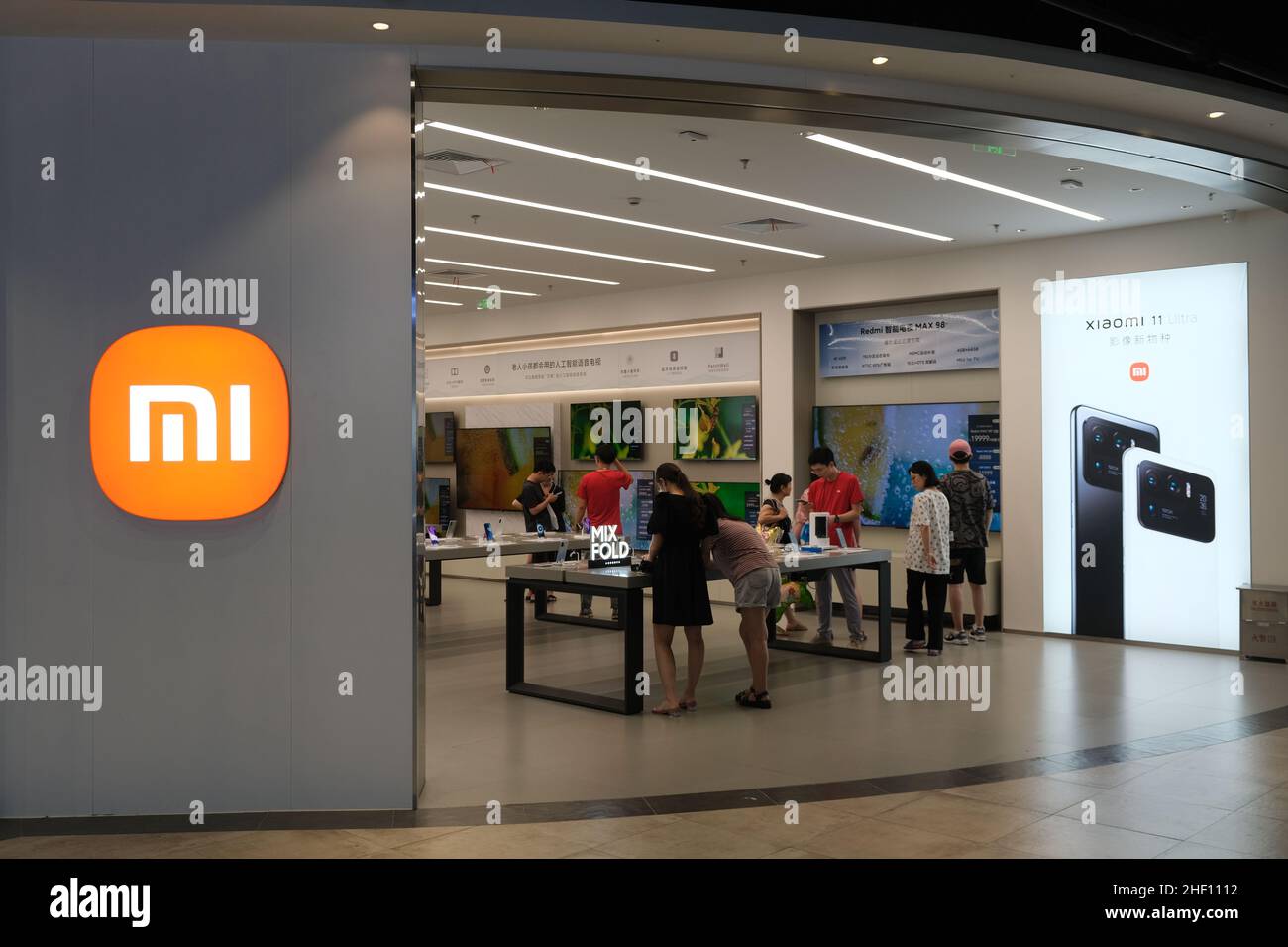 Xiaomi Smartphone-Shop mit chinesischen Kunden im Inneren. Xiaomi ist ein chinesisches Elektronikunternehmen Stockfoto