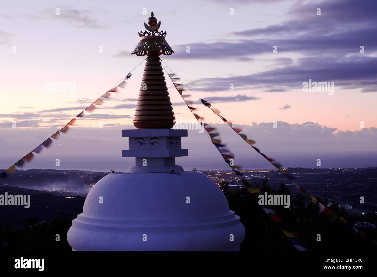 Buddhistische Stupa von Kalachackra in der Nähe des Zentrums von Karma Guen, Velez-Malaga, Axarquia, Malaga, Spanien Stockfoto