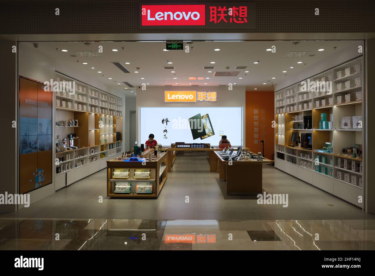 Fassade des Lenovo Stores. Eine chinesische Marke für Computerelektronik Stockfoto