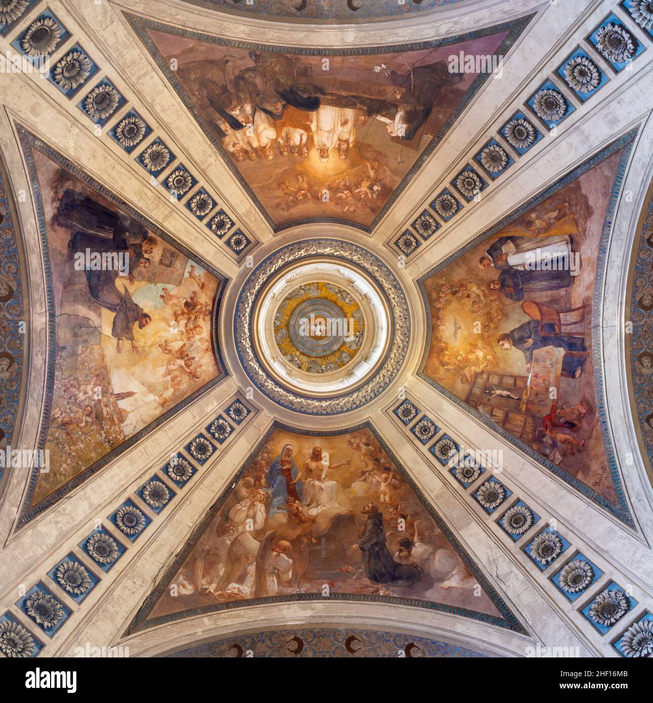 ROM, ITALIEN - 31. AUGUST 2021: Das Fresko mit den franziskanern-Holys in der Kuppel in der Kirche Chiesa di Santa Dorotea von Gaetano Bocchetti (1931). Stockfoto