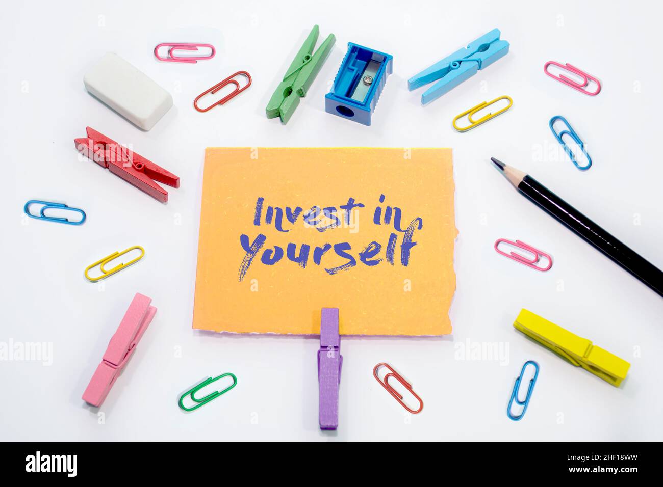 Textschild mit der Aufschrift Invest in yourself. Stockfoto