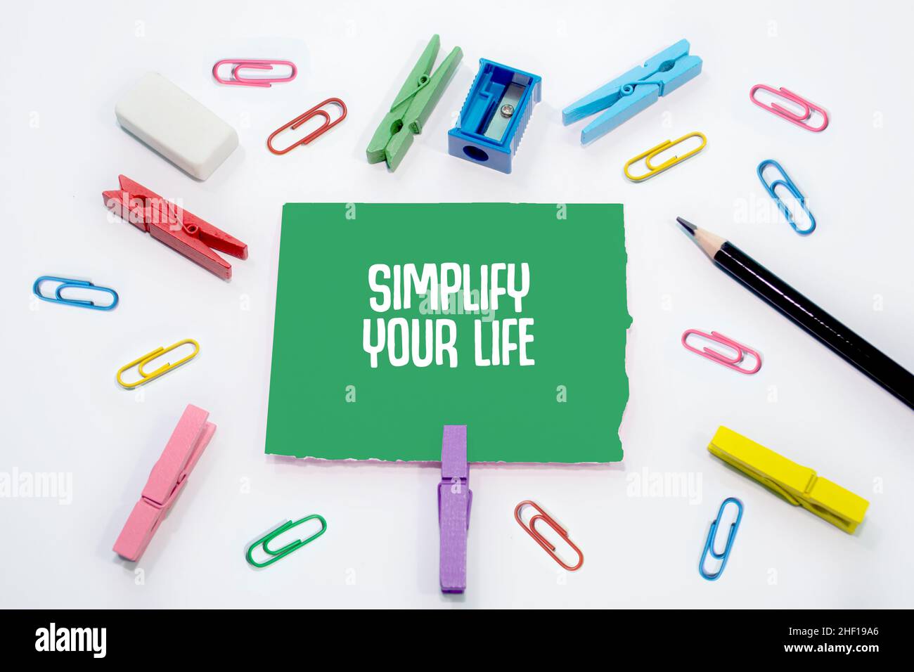Textschild mit der Aufschrift „Simplify Your Life“ Stockfoto